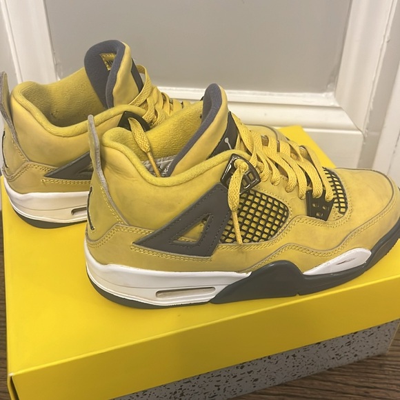 Air Jordan 4 Retro- Lightnings size 4.5 (Grade school) - Picture 6 of 8